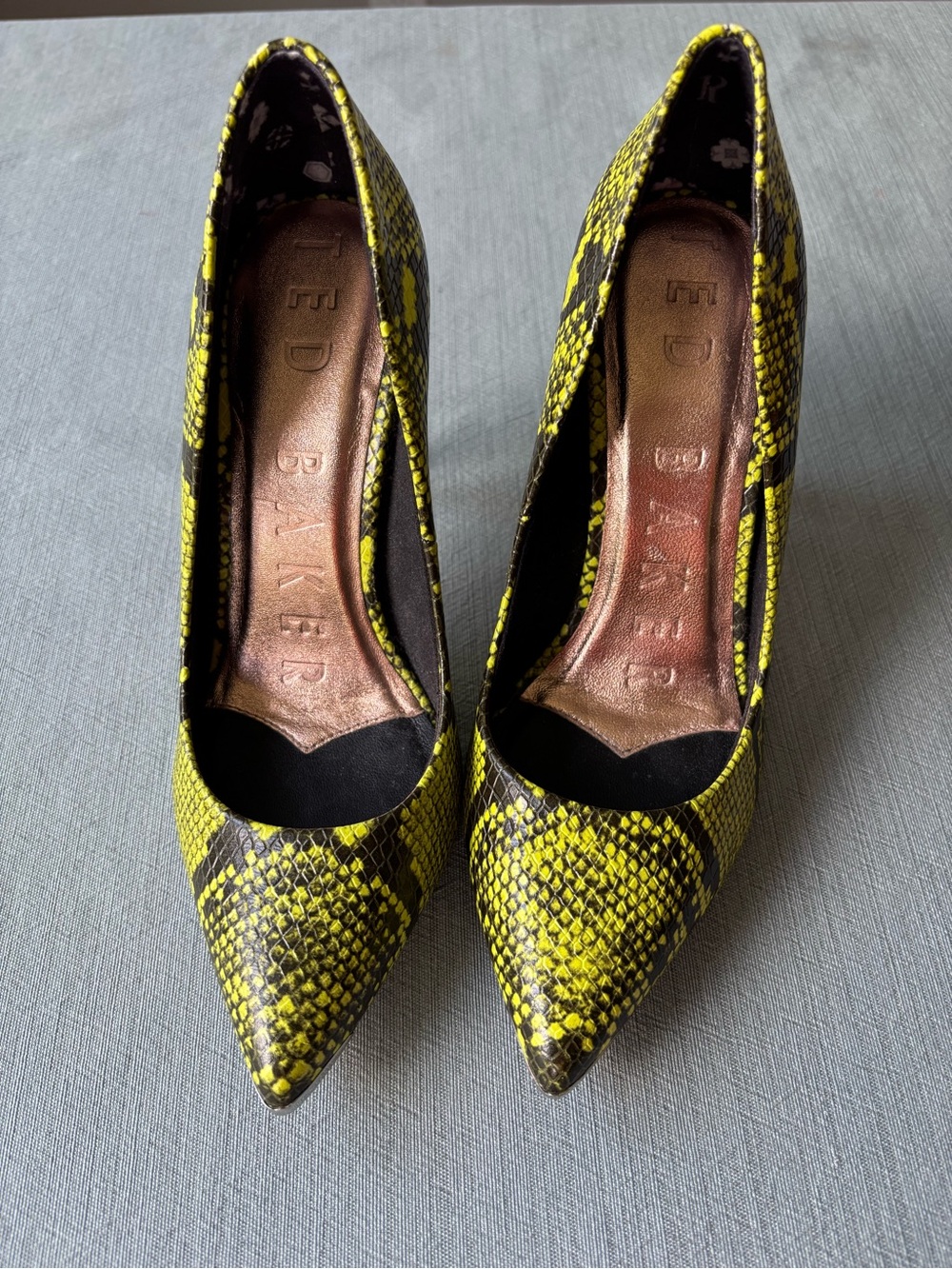 Ted Baker London Izbelos Snake Print Neon yellow black silver pumps 37 - Picture 2 of 10